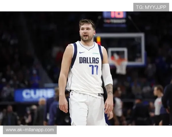 东契奇步伐灵活晃倒对手后命中，独行侠全场惊呼