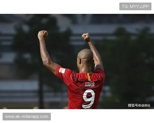 大连人前场抢断成功，曼巴劲射挂网